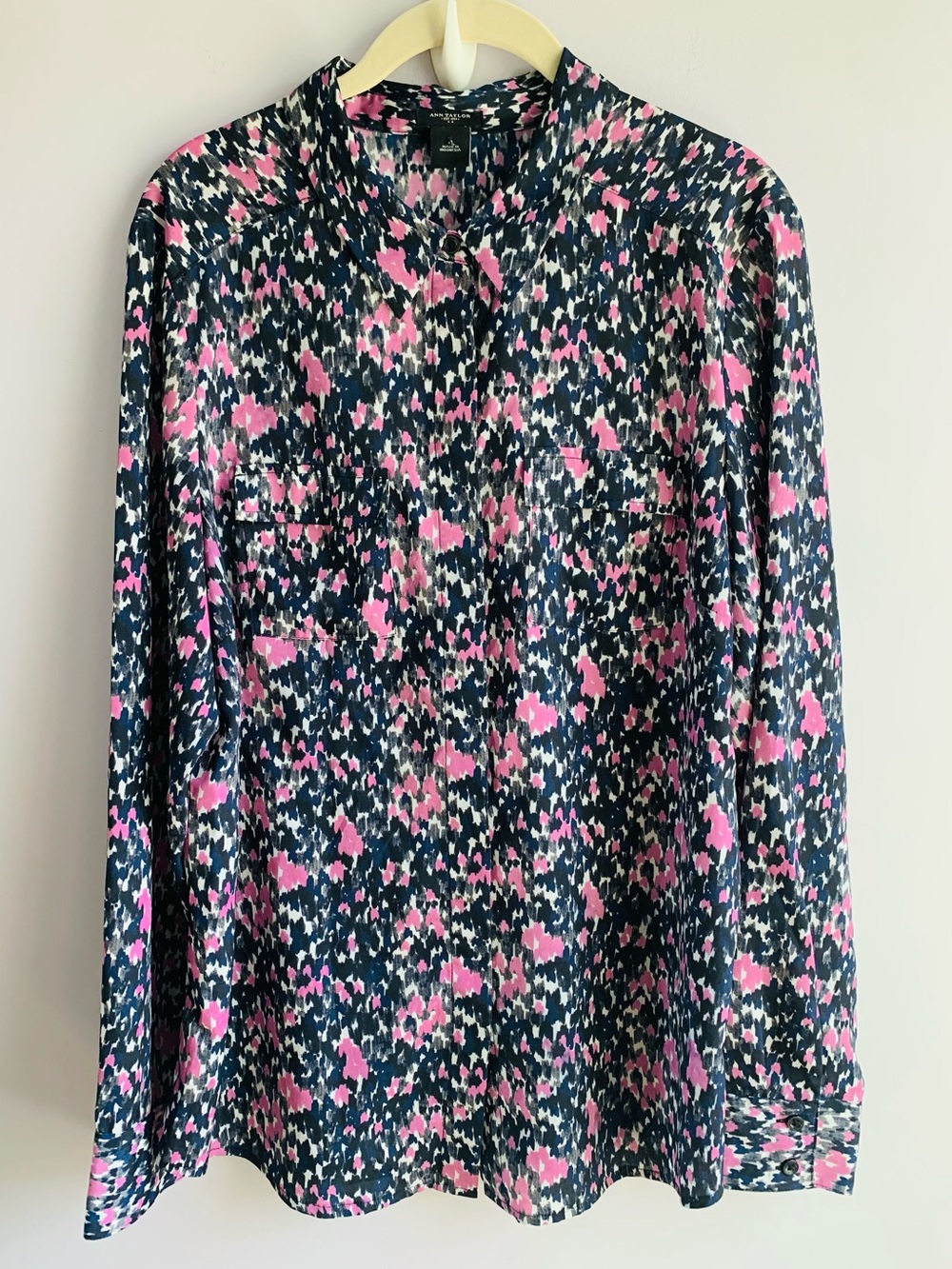 Ann Taylor Blouse Top Navy Pink Abstract Button Up Office Business Casual EUC L